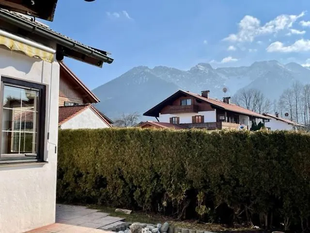 Kleines Haeuschen Mit Bergblick